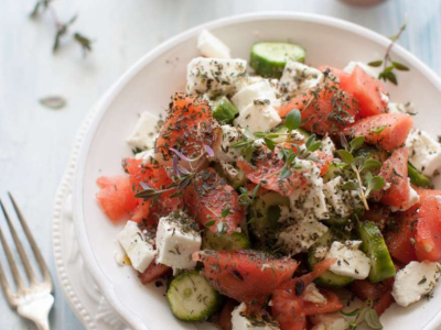 Quel Vin Choisir pour Accompagner une Salade Tomates-Feta ?